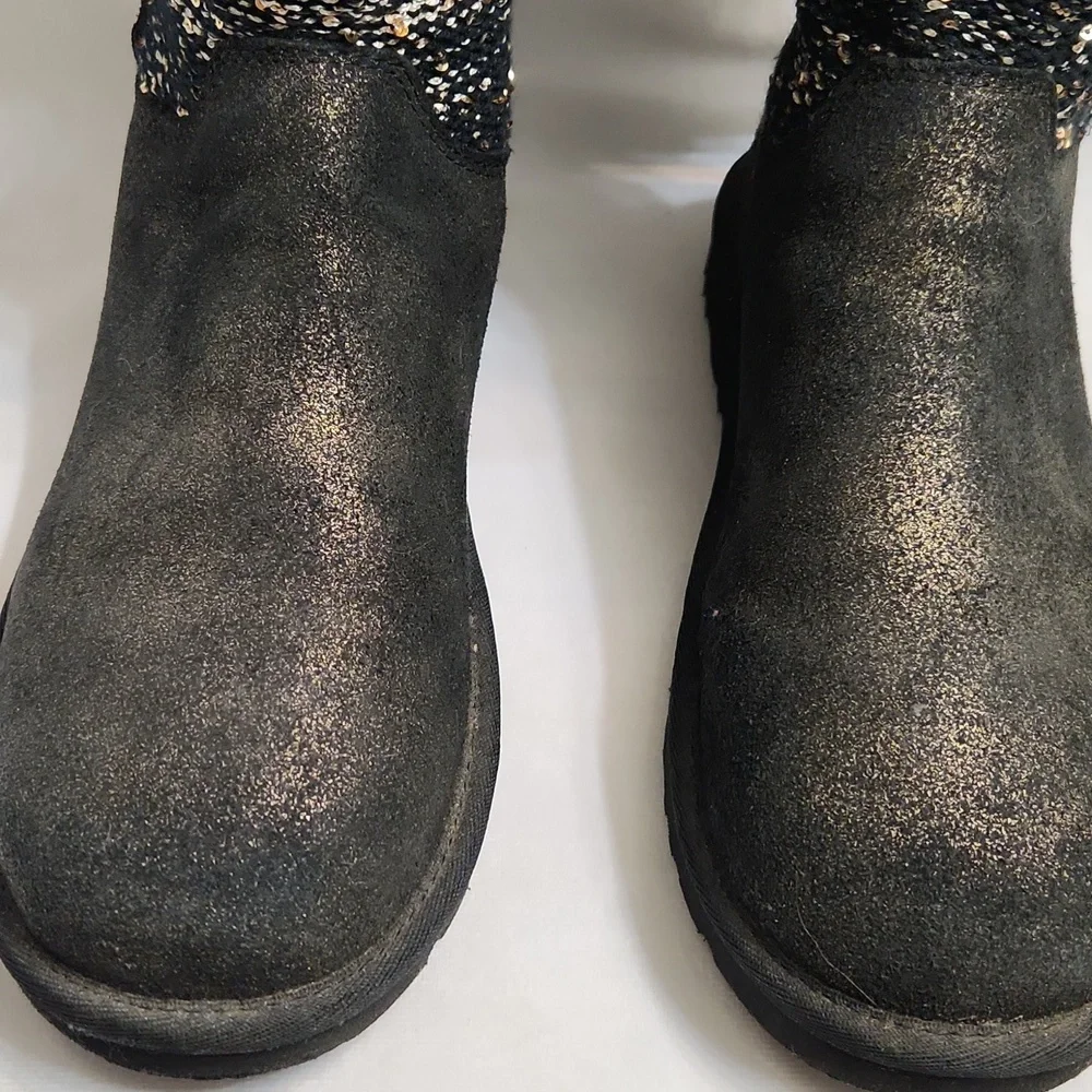 UGG Lyla Black and Gold Metallic Sequins Knit Sparkle boots (W Size 7)